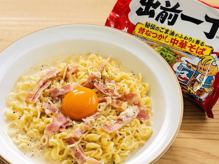 日清食品の出前一丁と、カルボナーラ風にアレンジしたインスタント麺