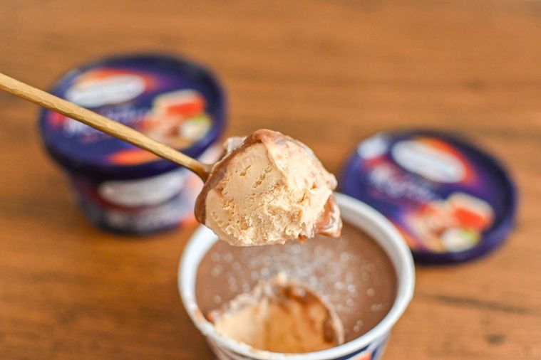 アイスをスプーンですくっているところ