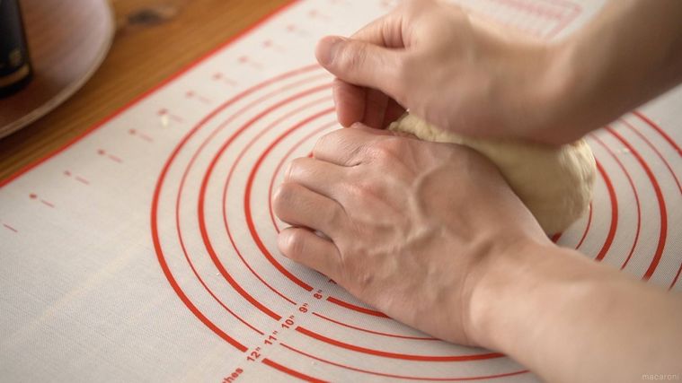 両手で生地をこねる様子