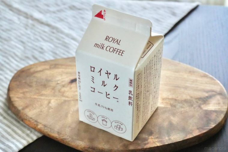 木のカッティングボードにのったロイヤルミルクコーヒーのパック飲料