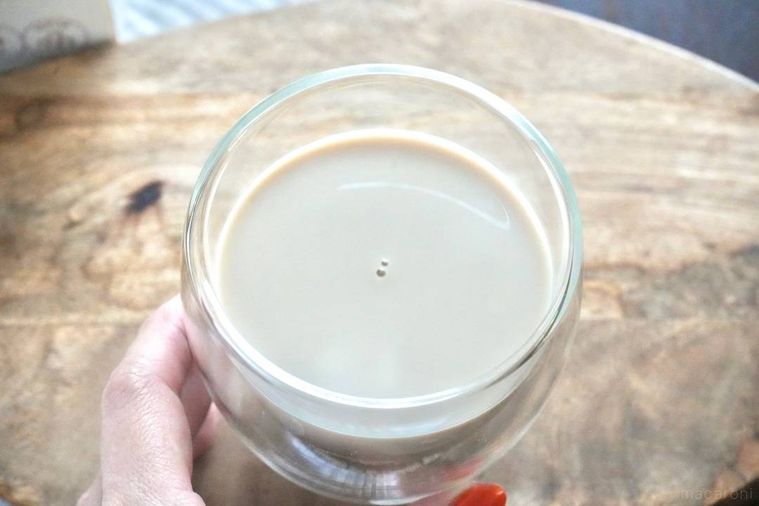 ロイヤルミルクコーヒーのパックから木のカッティングボードにのったグラス