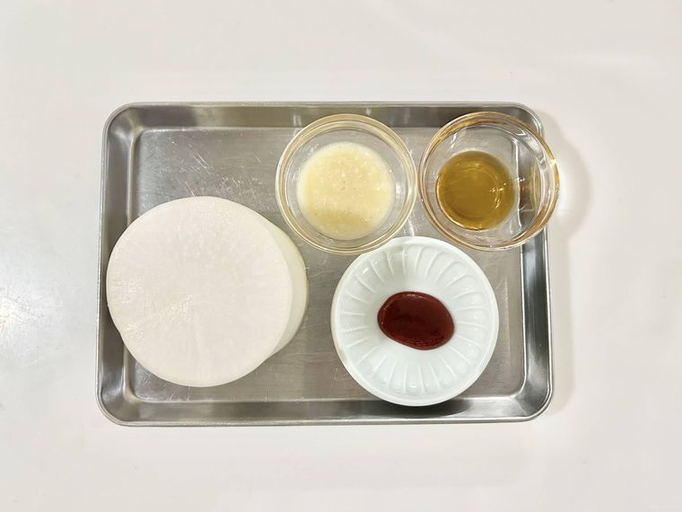 大根、ごま油、塩麹、コチュジャンがトレイにのっている様子