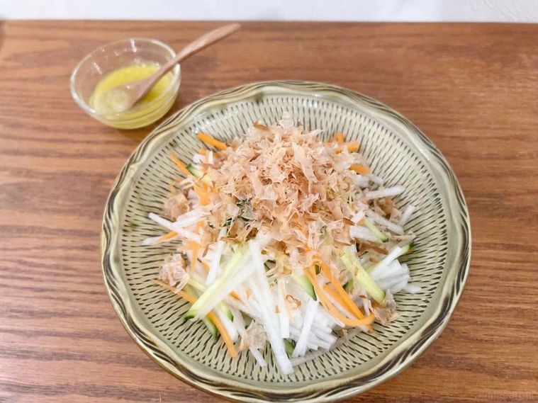 お皿にもりつけられている大根サラダと塩麹ドレッシング