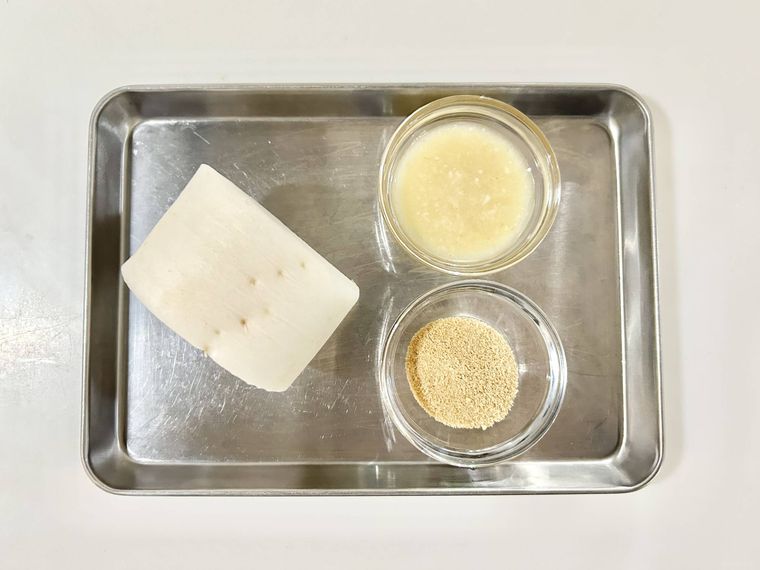 大根、砂糖、塩麹がトレイにのっている様子