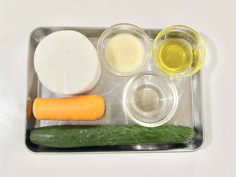 大根、にんじん、きゅうりと調味料がトレイにのっている様子
