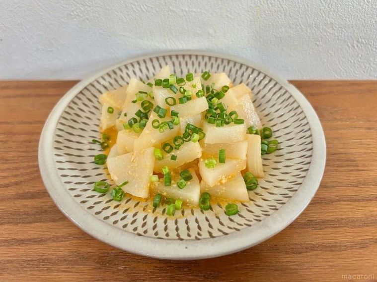 お皿にもりつけられている甘辛大根の煮物