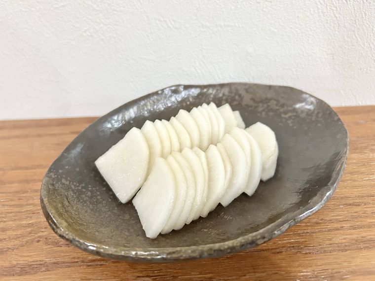 お皿にのったべったら漬け風大根の塩麹漬け