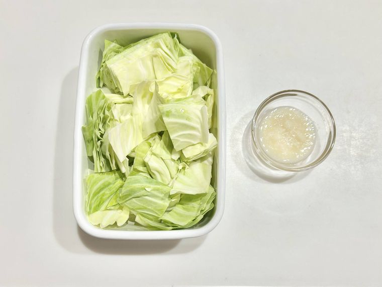 ざく切りのキャベツと塩麹