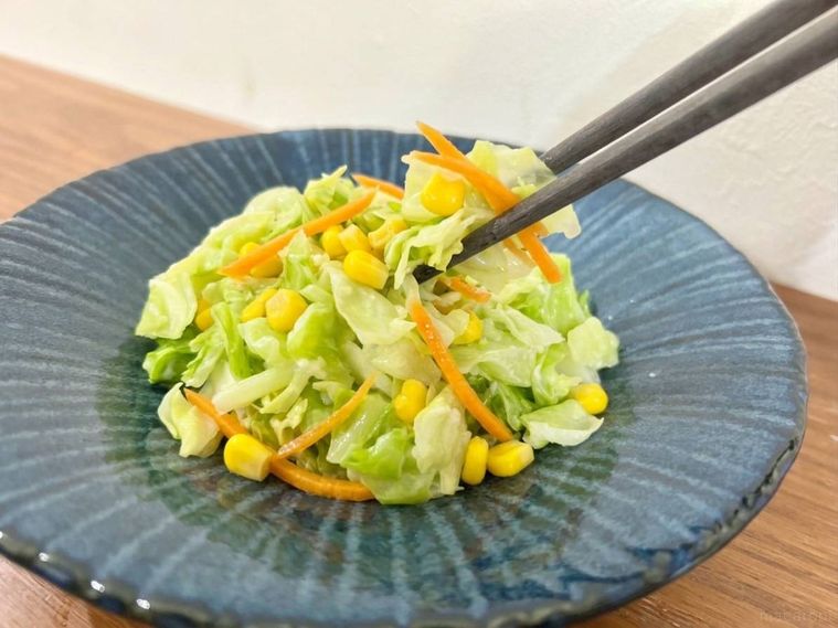 お皿にもりつけられている蒸しキャベツの塩麹マヨ和え