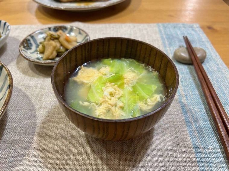 器にもりつけられているキャベツお卵の塩麹スープ