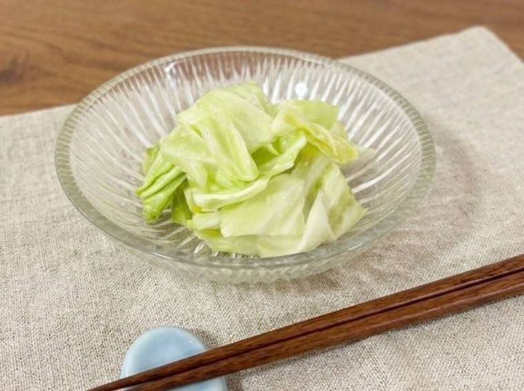お皿にもりつけられているキャベツの塩麹浅漬け