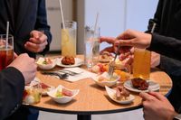 旅先の食卓を楽しむエアビ飯。仲間と料理を作る旅のトレンドに注目