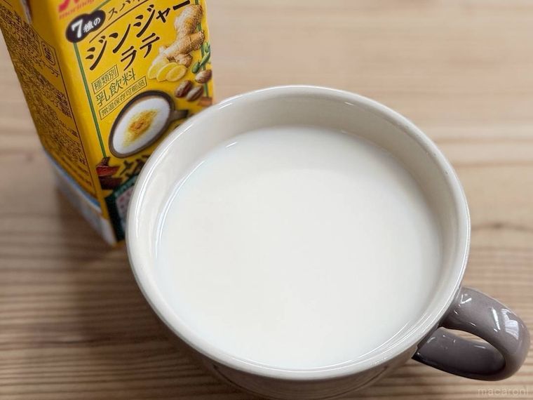 スパイス香る ジンジャーラテをカップに注いだ様子