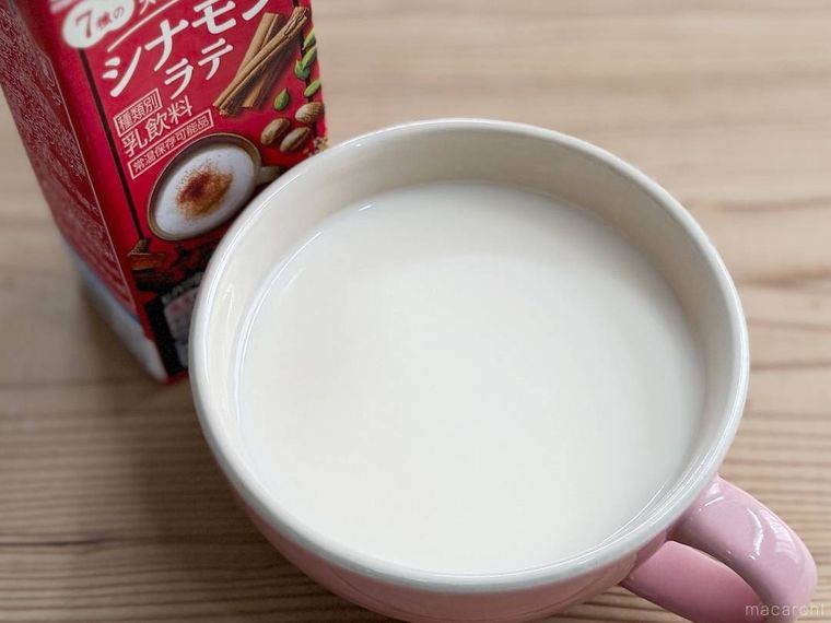 スパイス香る シナモンラテをカップに注いだ様子