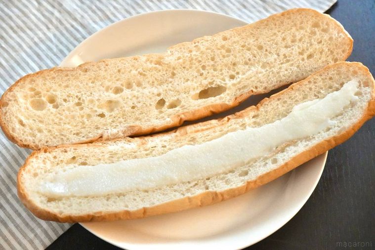 白い皿にのったフコッペパンのじゃりぱんの中身を開いた様子