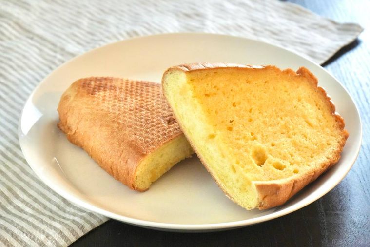 白い皿にのったフランスパンでできたフレンチトーストの断面