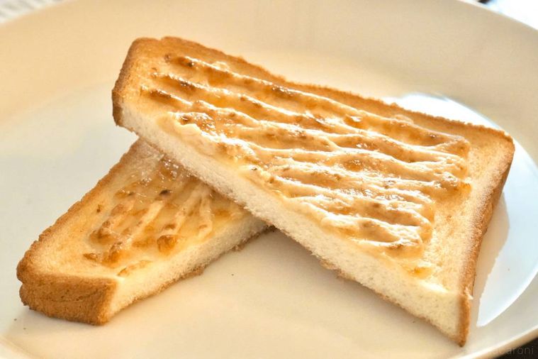 白い皿にのった醤油マヨチーズトーストの断面