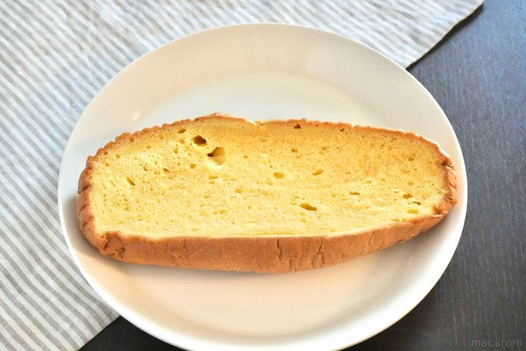 白い皿にのったフランスパンでできたフレンチトースト