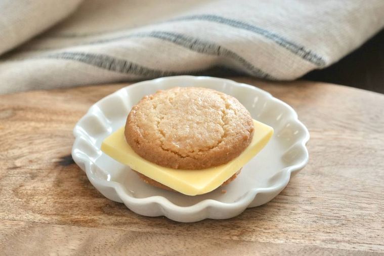 木のカッティングボードと白い小皿にのったスイーツバーガー