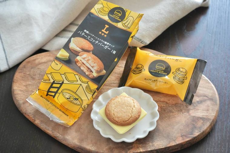 木のカッティングボードと白い小皿にのったバタースコッチバーガーとパッケージ