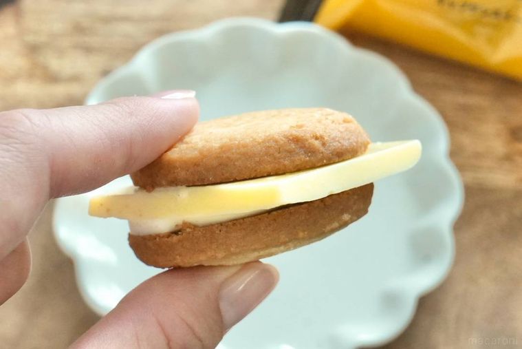 白い小皿とバタースコッチバーガーを手に持つ様子