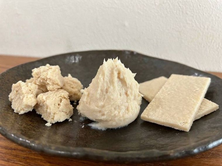 バラ粕、練り粕、板粕が並んでいる様子