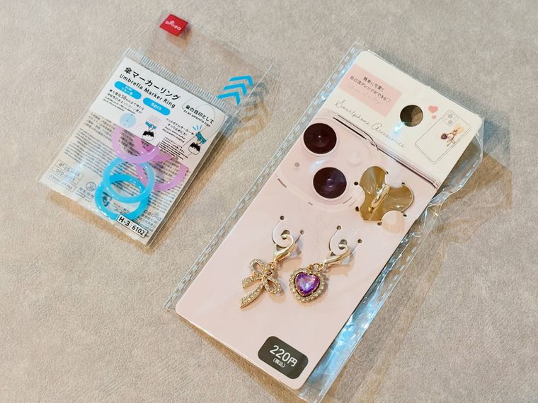 ダイソーの傘マーカーリングとスマホチャーム