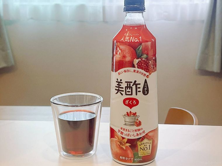 美酢ざくろの商品ボトルとグラスに入ったミチョの水割り