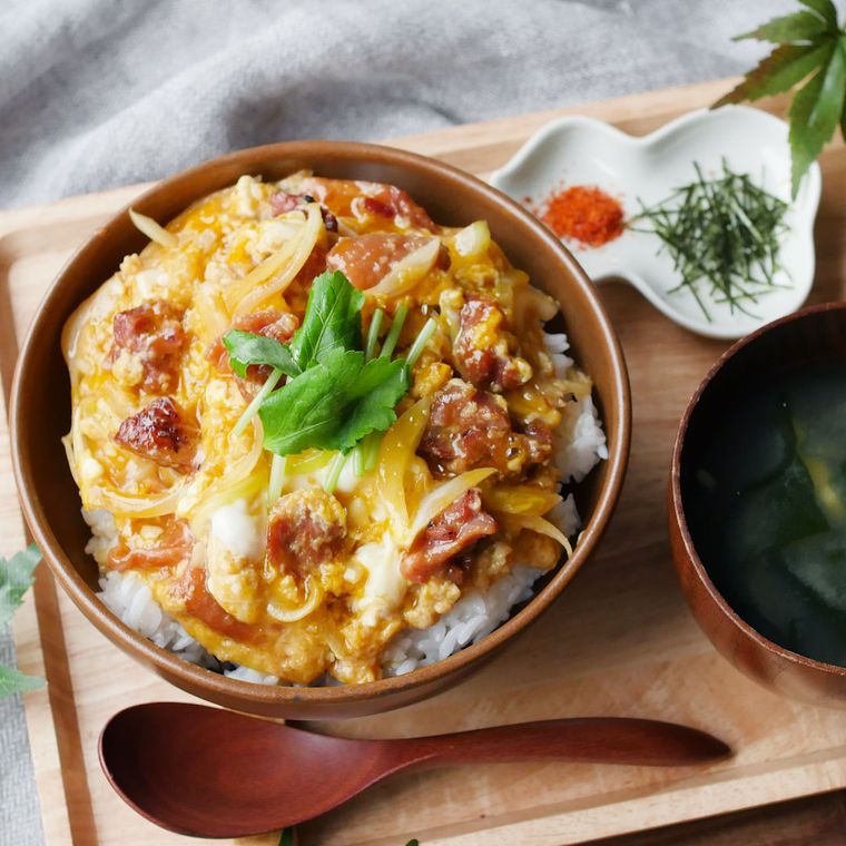 茶色の丼に盛りつけられたレンジで作る焼き鳥親子丼