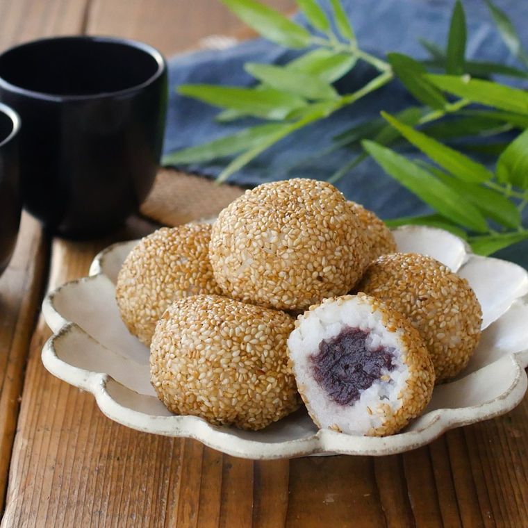 白の花形の皿に盛りつけられたごま団子