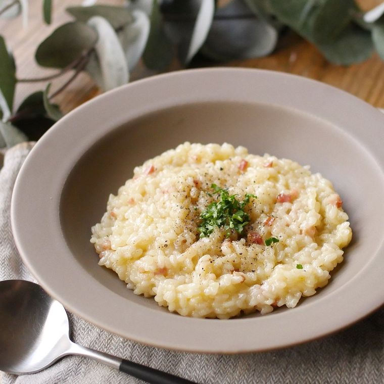 茶色の皿に盛りつけられた基本のチーズリゾット