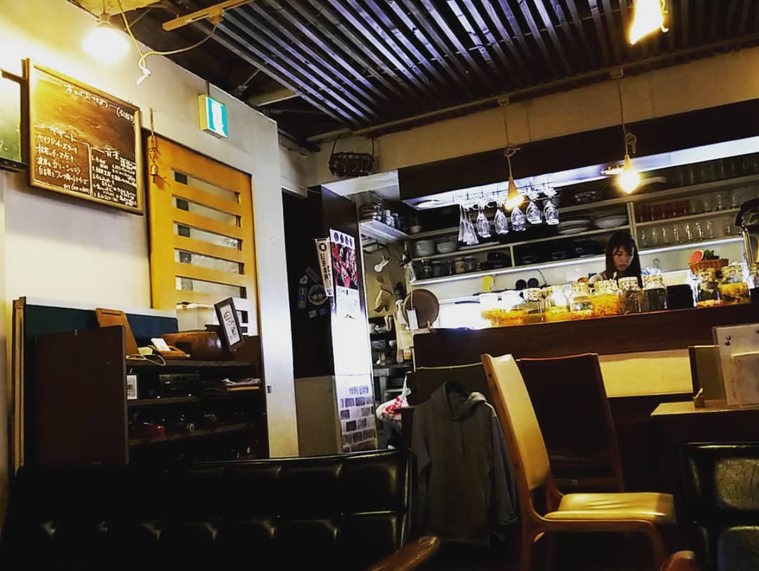 焦茶色の椅子やテーブルが並ぶマルサン アンド ワッカの店内