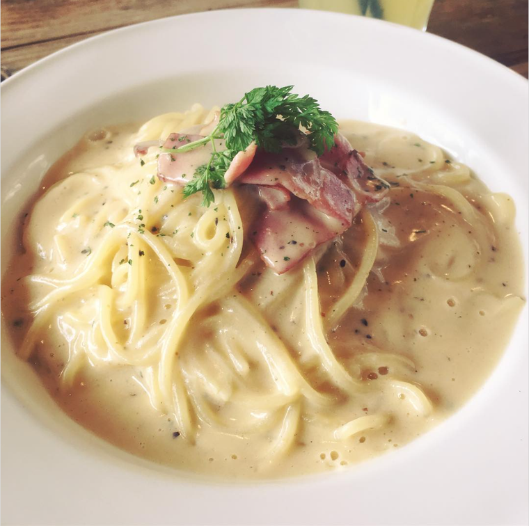 お皿に盛られたカルボナーラ