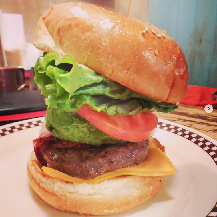 お皿に盛られたアボカドチーズバーガー