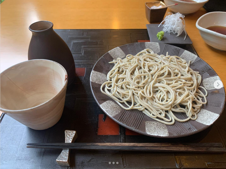 テーブルに盛られた二種もり