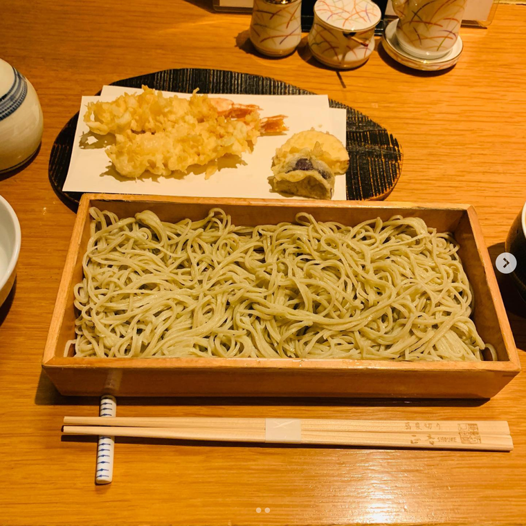 テーブルに置かれた車海老天もり