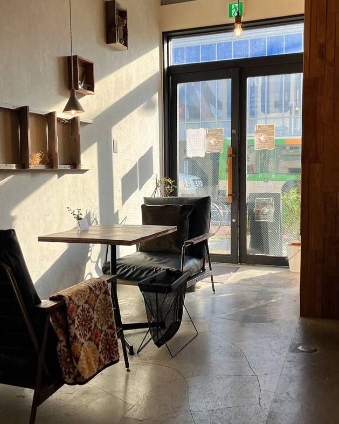 テーブル席が設置されたカフェ オモテナシャモジの店内