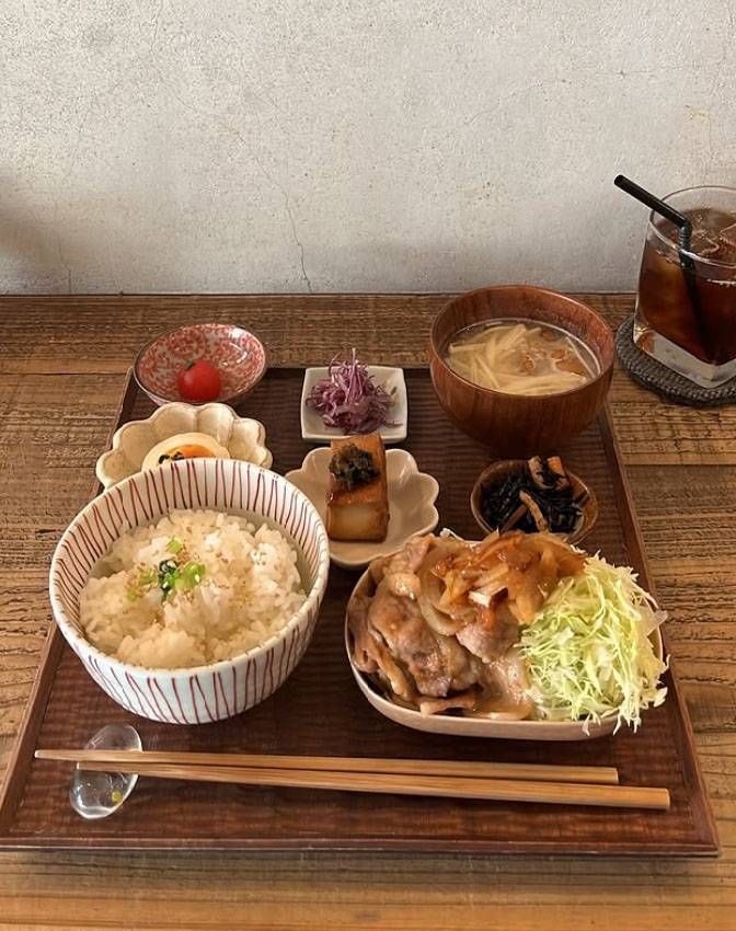 木のプレートにのせられたしゃもじプレートとセットのアメリカーノ