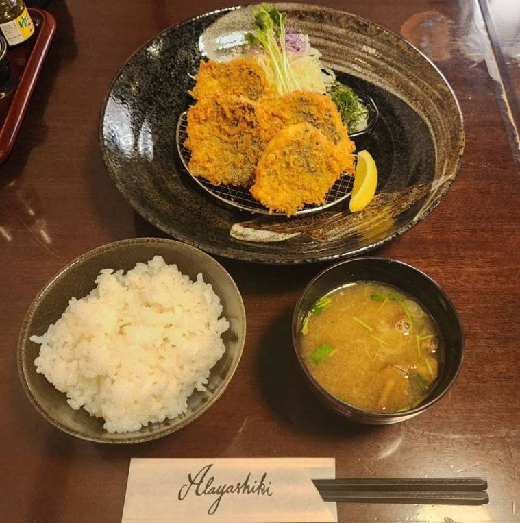 器に盛られたアジフライ定食