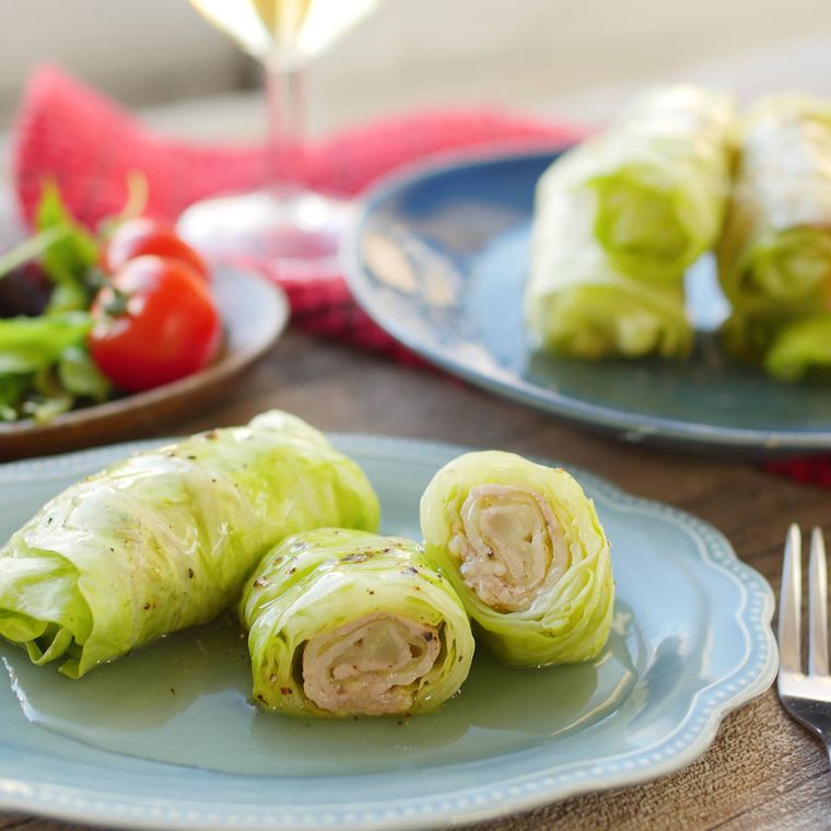 青いお皿に蒸しロールキャベツが盛られている様子