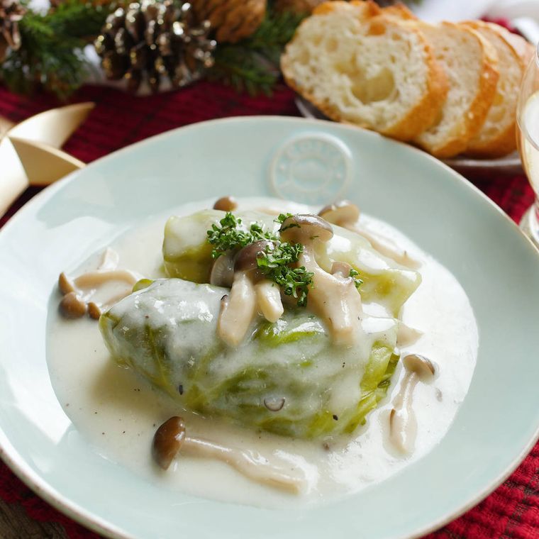 白いお皿に鮭ロールキャベツのとろとろクリーム煮が盛られている様子