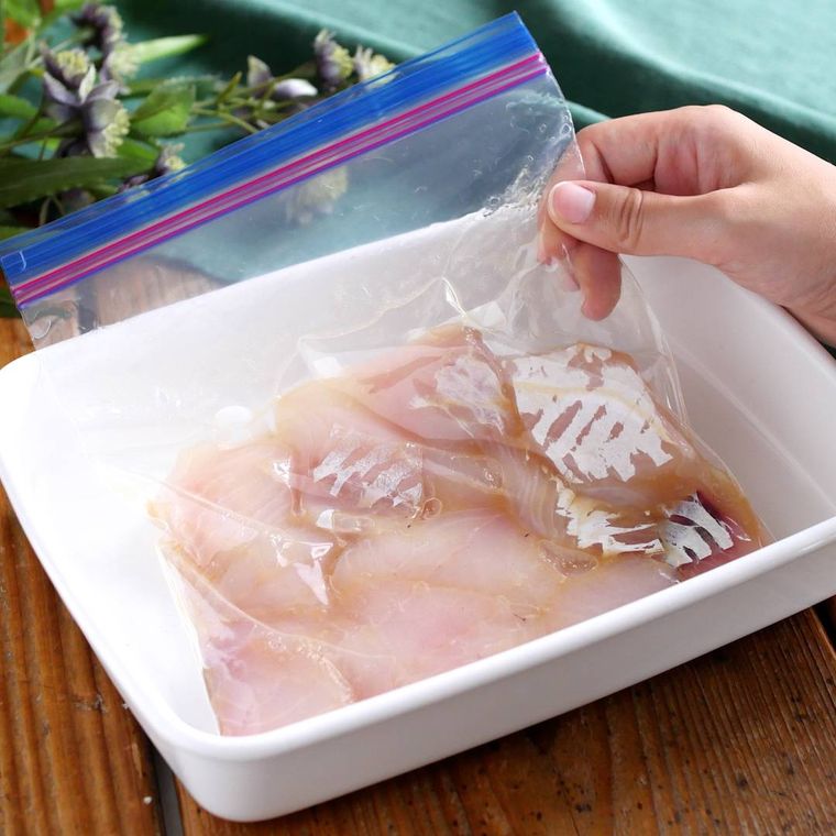 保存袋に入った下味冷凍前のたらの唐揚げ