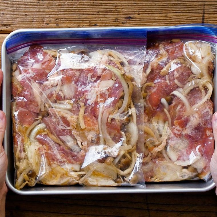 冷凍保存袋に入った肉や玉ねぎ