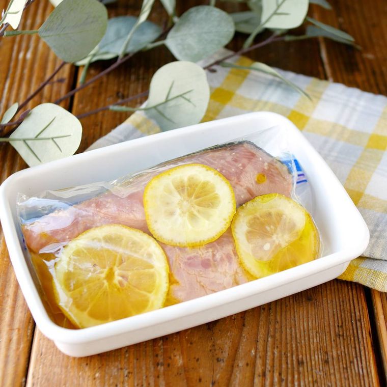 保存袋に入った下味冷凍前の鮭のレモンしょうゆ漬け