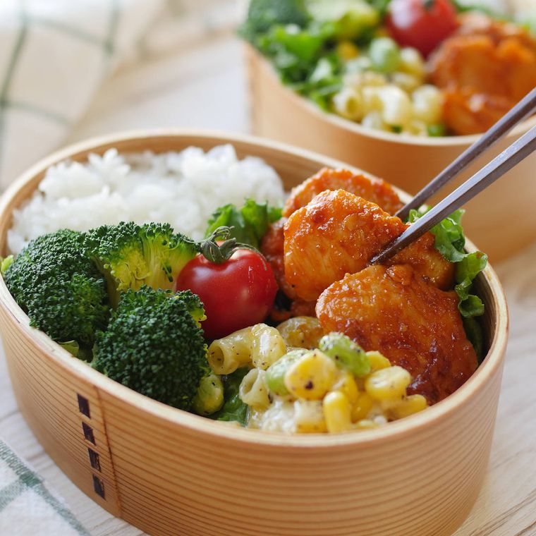 わっぱのお弁当に入った鶏ささみのコチュマヨ焼き