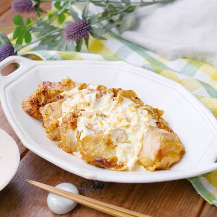 白い皿に盛りつけられた鶏むねチキン南蛮