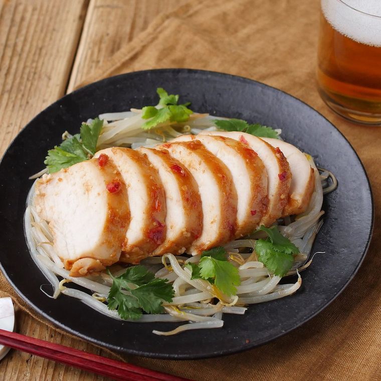 黒い皿に盛られた麻辣サラダチキン