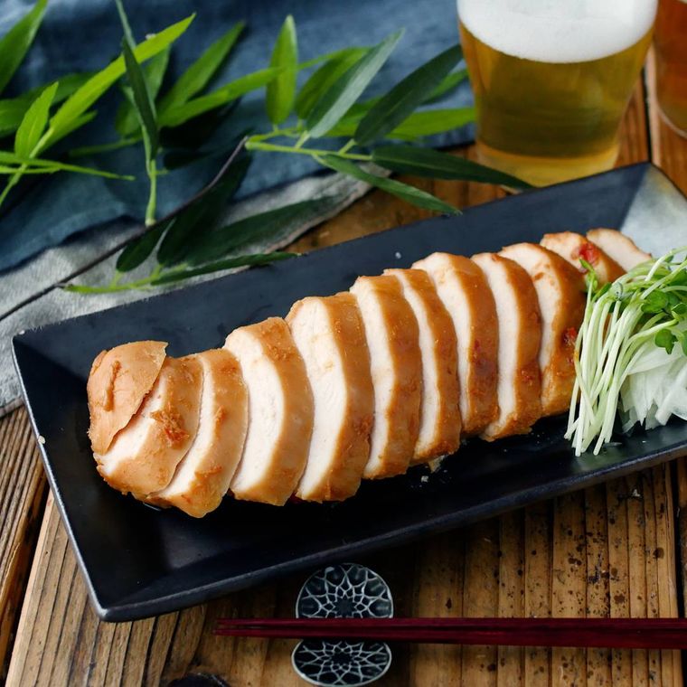 黒い皿に盛られたピリ辛みそ漬けサラダチキン