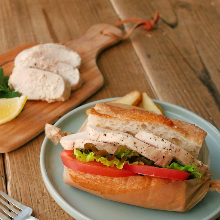 水色の皿に盛られたレモンペッパーサラダチキン