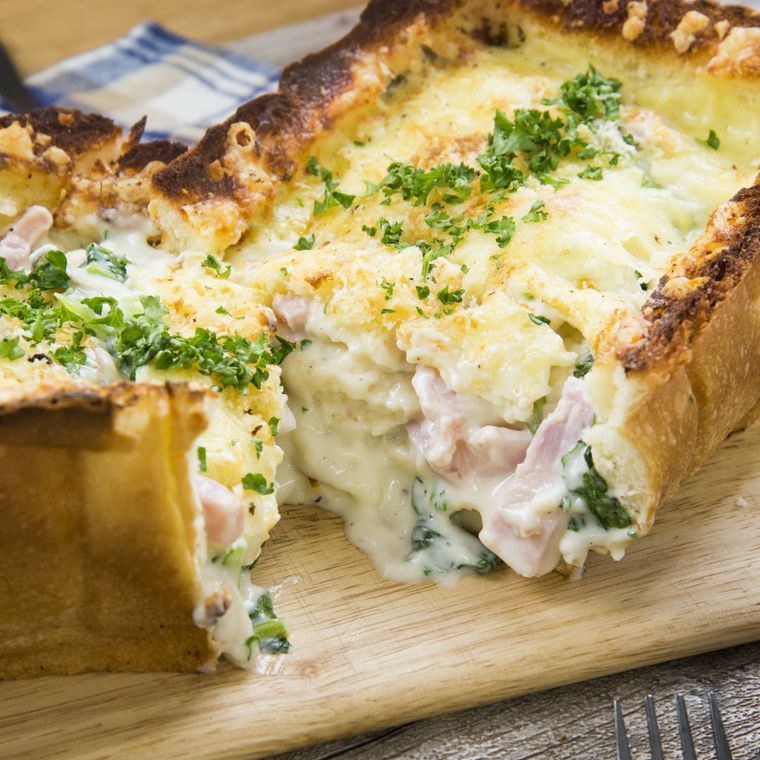 木のボードにのったカットしたパングラタン